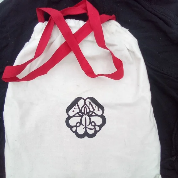 Alexander McQueen Red Skull Handbag with Diamond Eyes - Picture 3 of 6